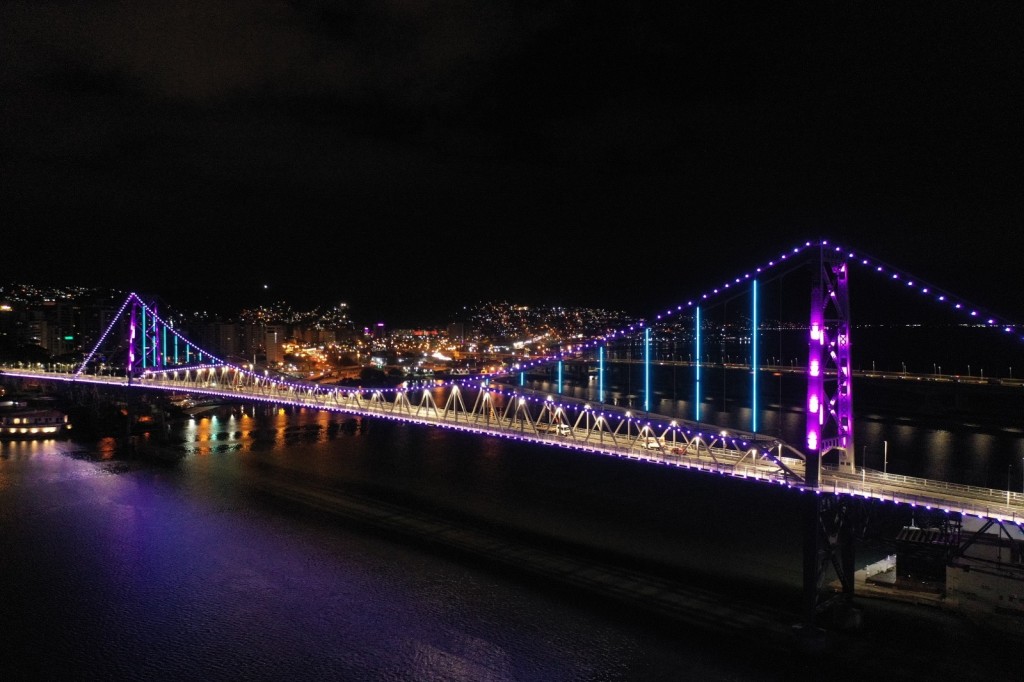 Ponte Hercílio Luz iluminada ao entardecer, em Florianópolis