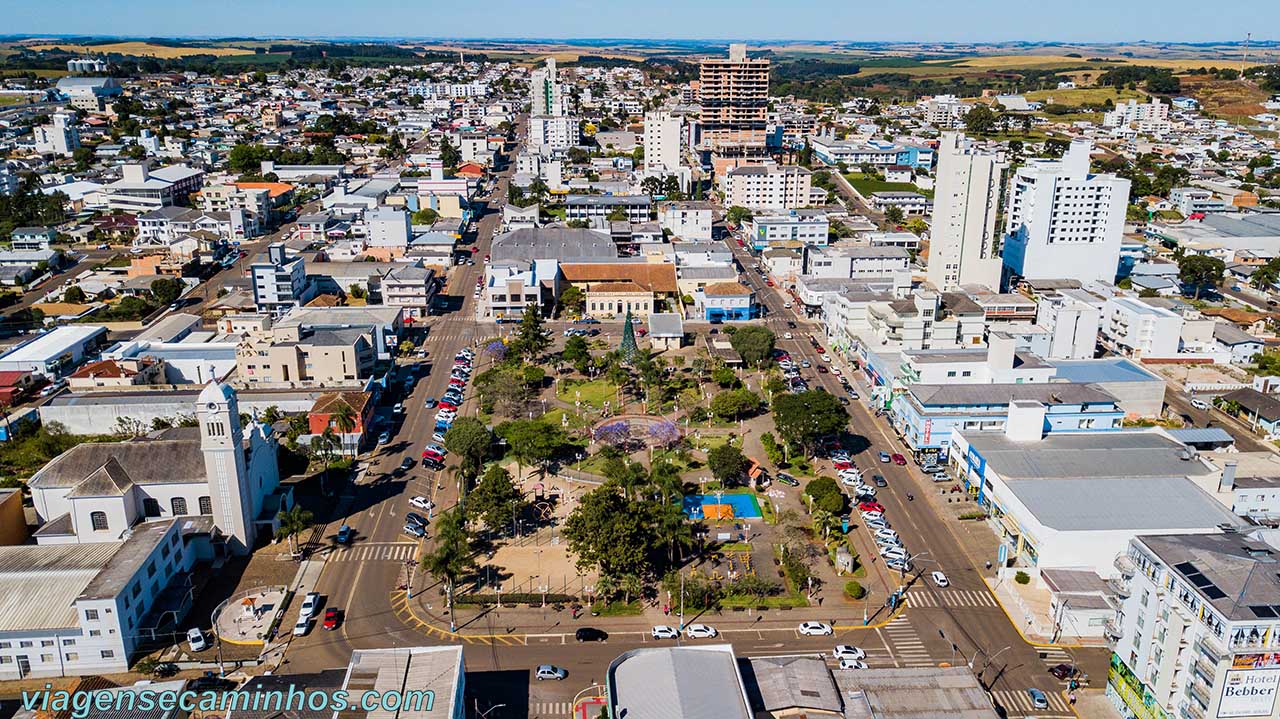 Vista aérea de Campos Novos, SC, com parque urbano e área central ao fundo