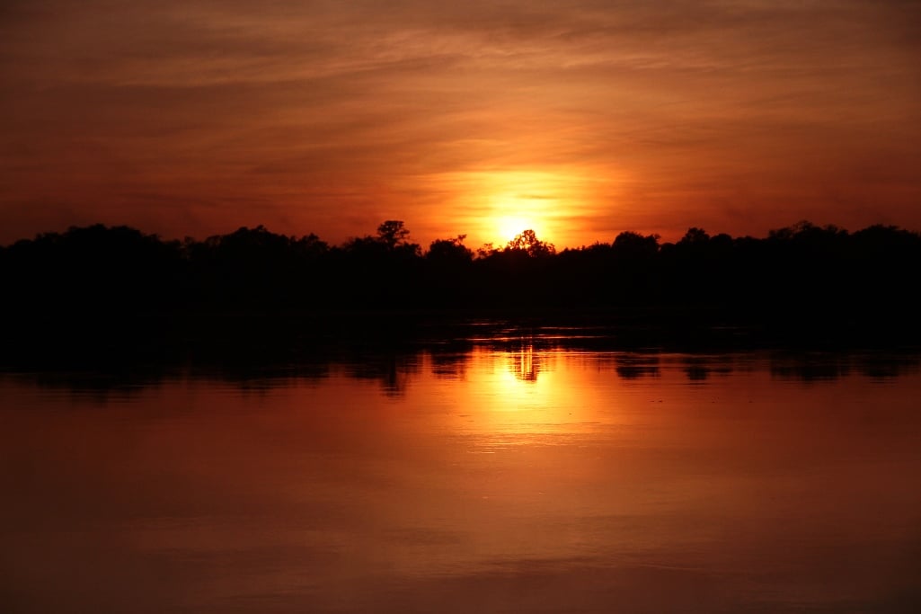 Pôr do sol no Vale do Guaporé, com rio e vegetação amazônica ao fundo