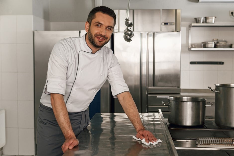 Cozinha industrial escolar, com utensílios e preparo de alimentos