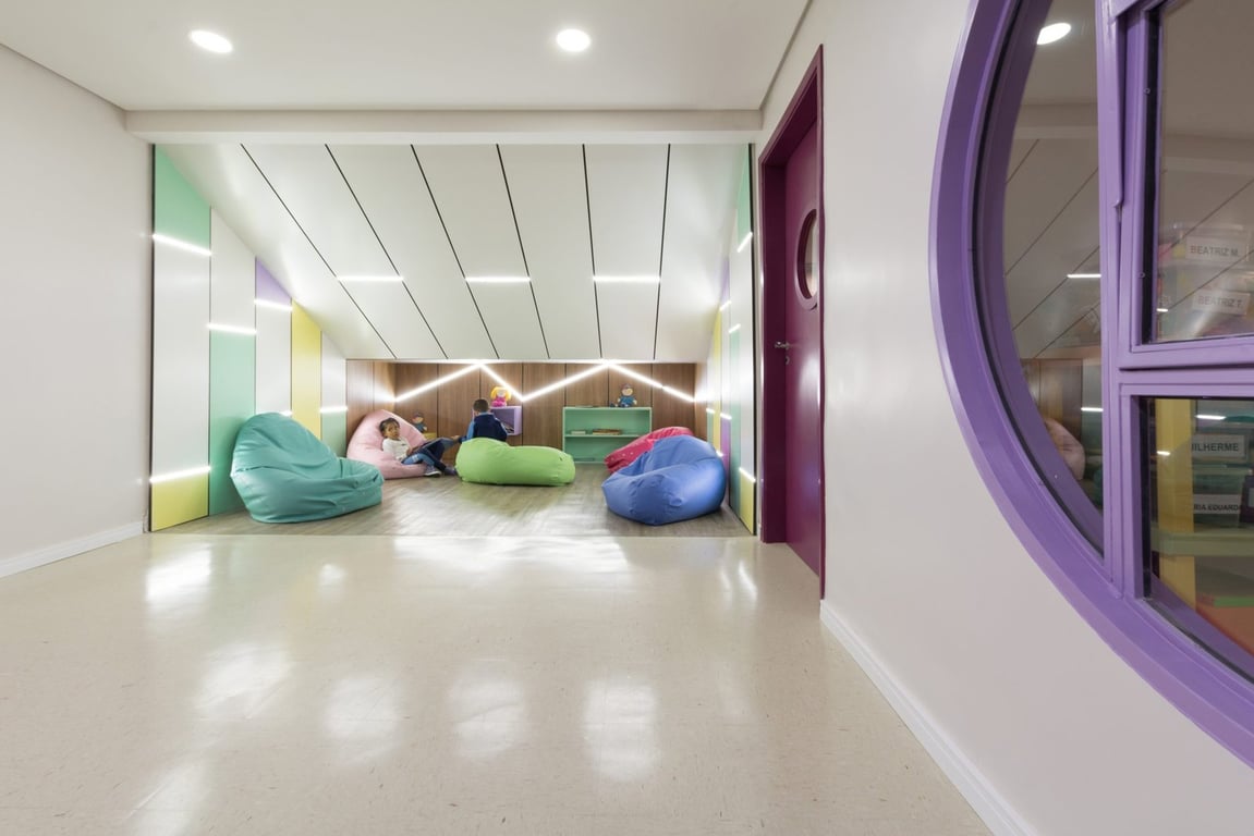 Ambiente escolar moderno, com alunos em espaço de aprendizagem colaborativa