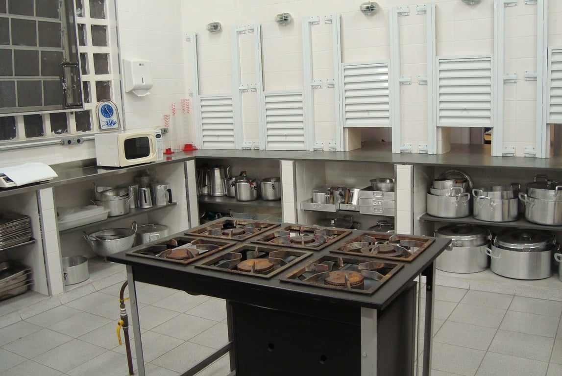 Cozinha de escola pública organizada, com foco na alimentação escolar (PNAE)