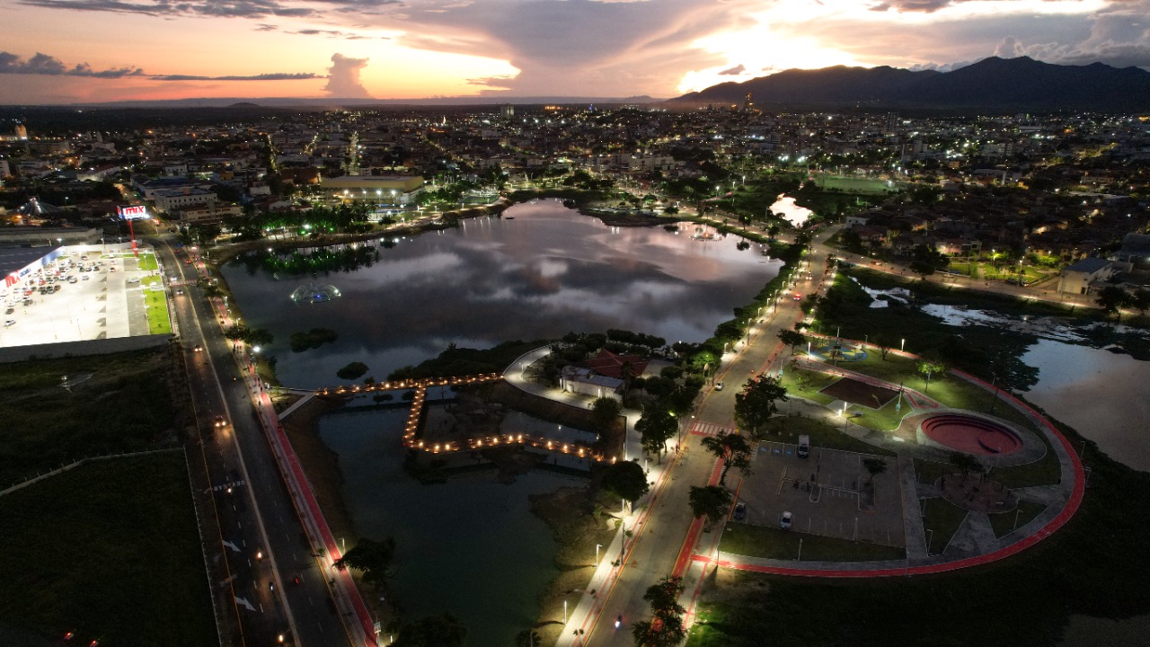 Vista aérea de Sobral CE, ao pôr do sol, com lago e vias iluminadas