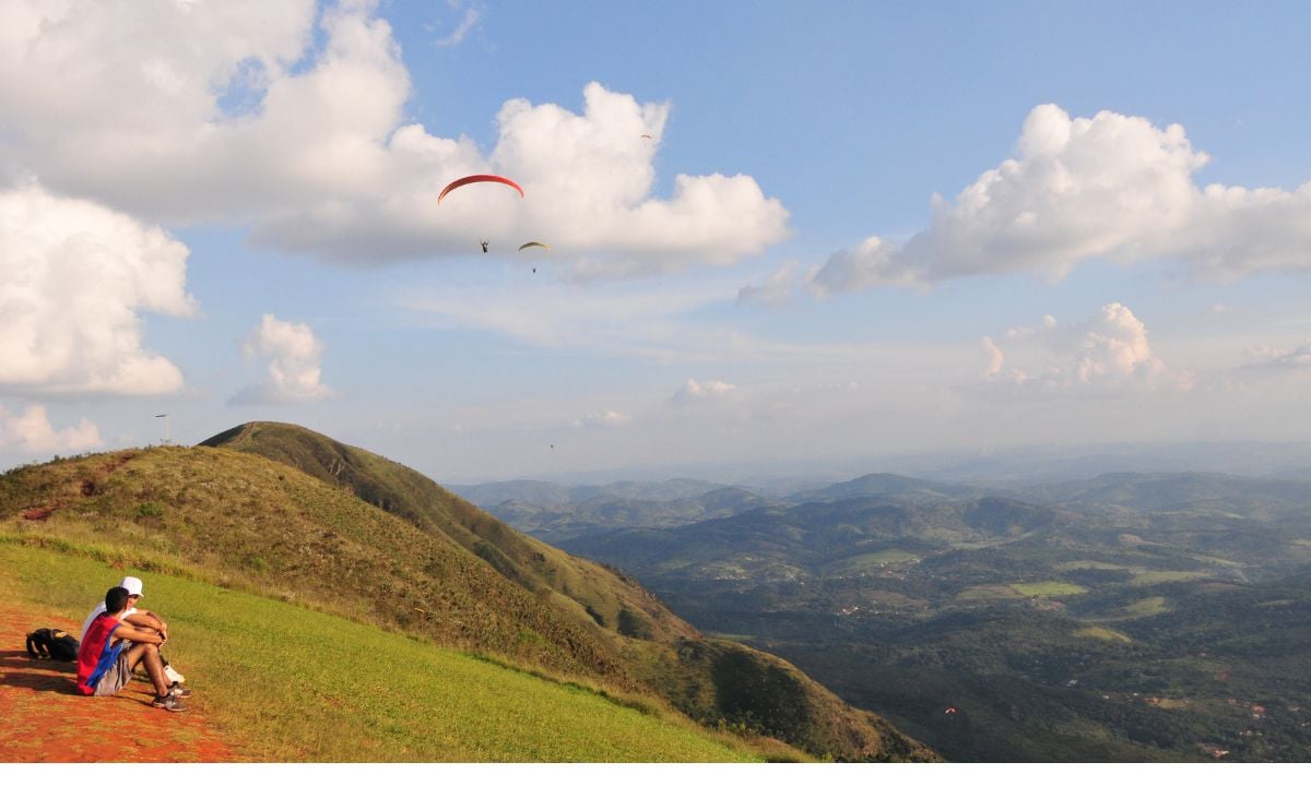 Pico da Ibituruna, símbolo de Governador Valadares, ponto de voo livre e cartão-postal da cidade