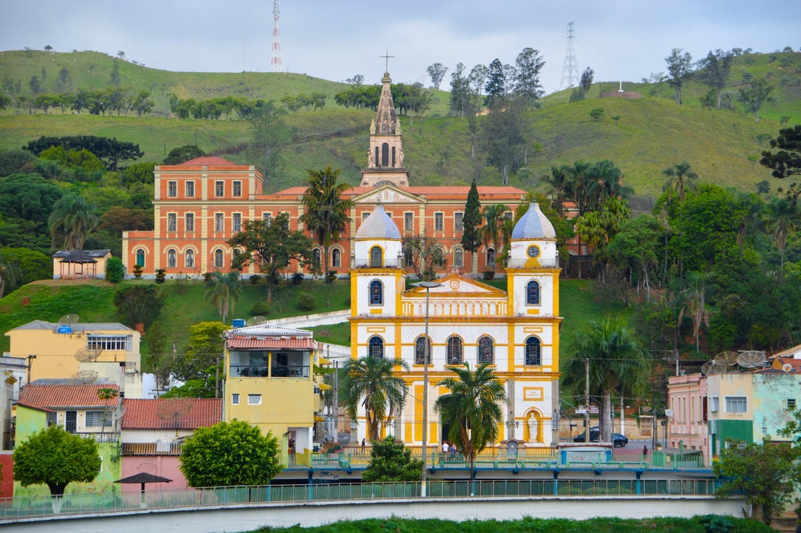 Paisagem urbana de cidade do interior paulista ao entardecer