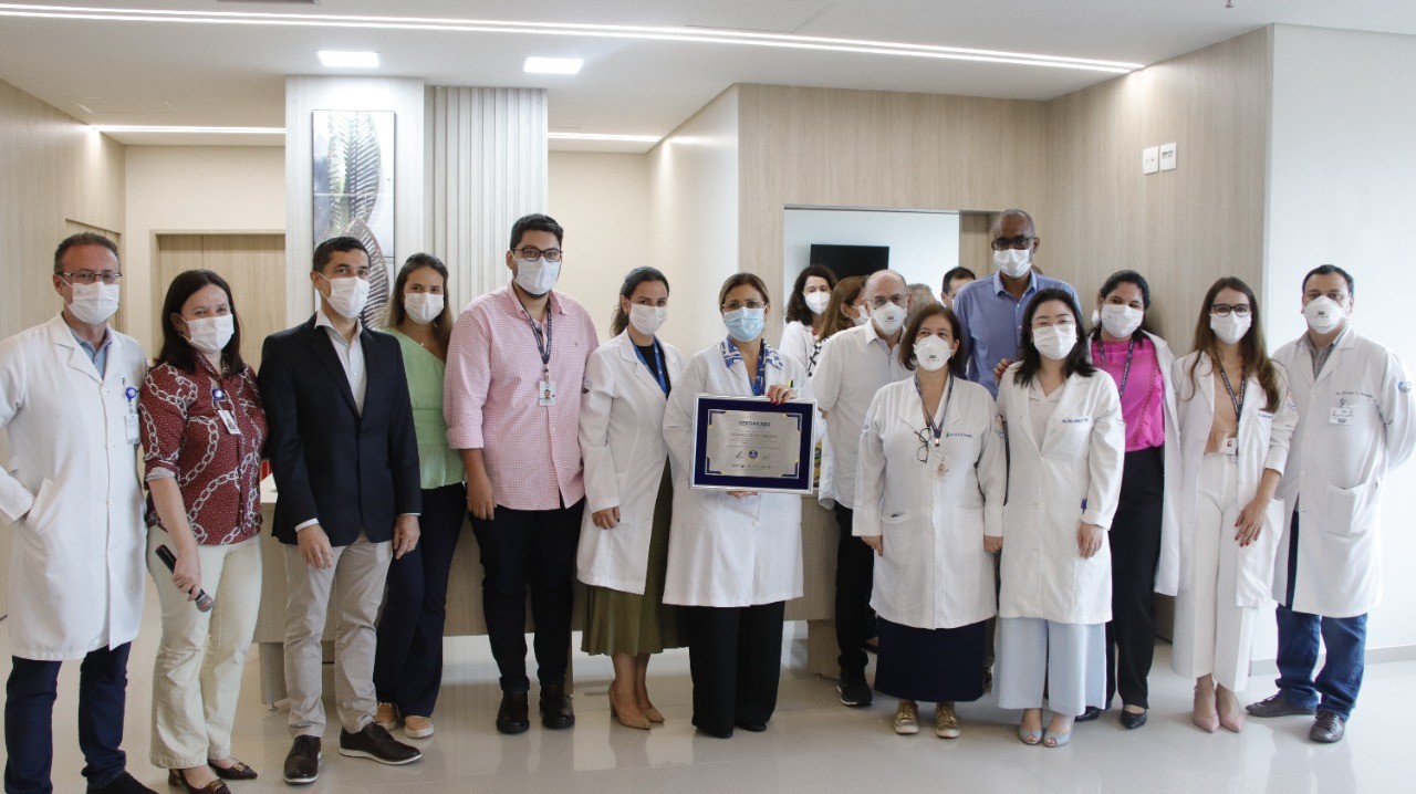 Equipe multiprofissional de saúde em clínica pública