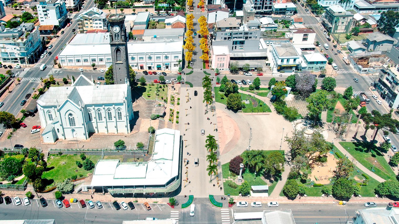 Vista aérea de Erebango RS, com a praça central e o entorno urbano