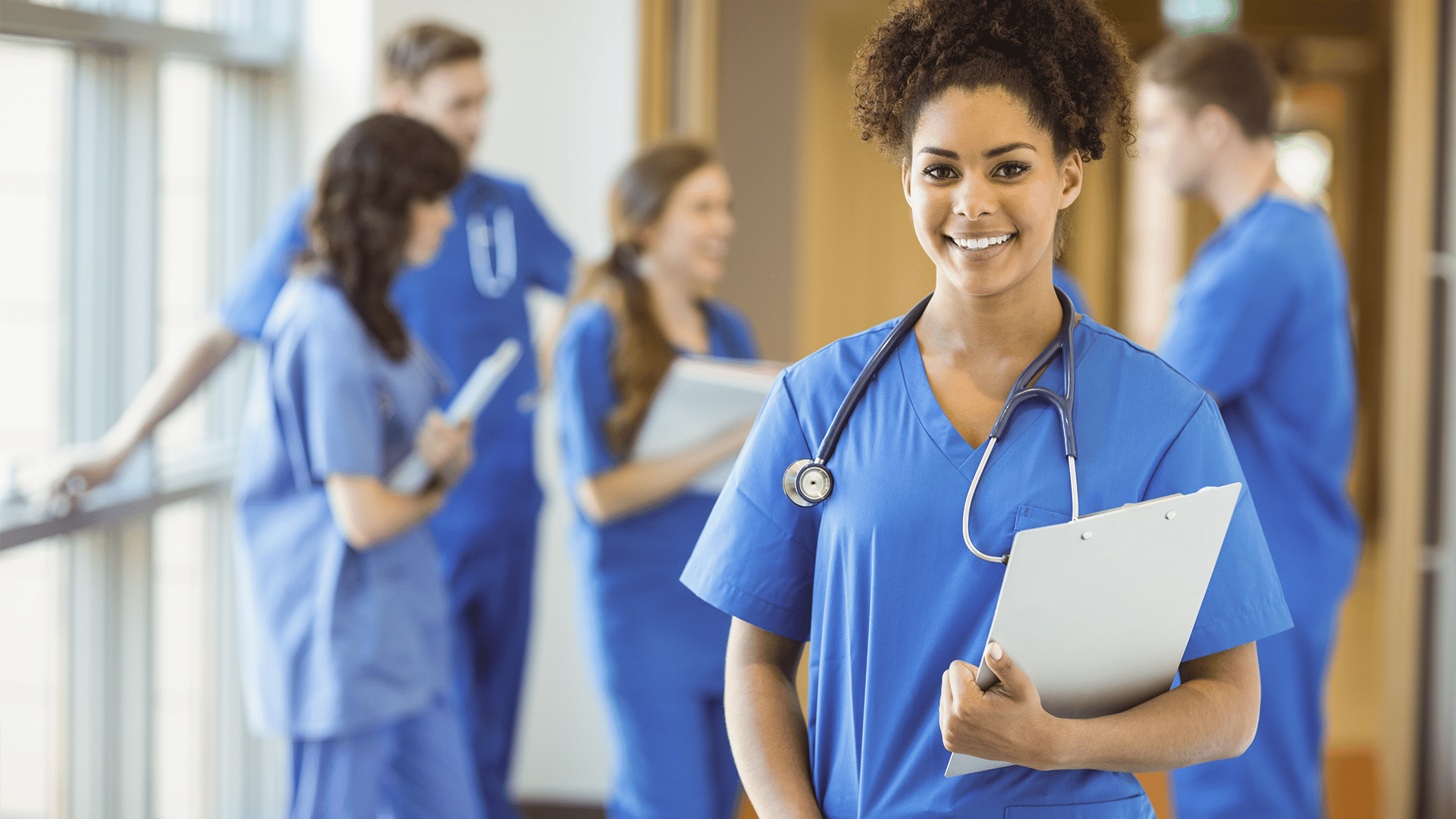 Profissionais de saúde em ambiente hospitalar