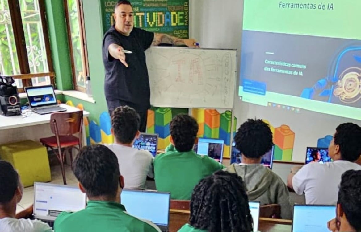 Sala de aula com professor e alunos