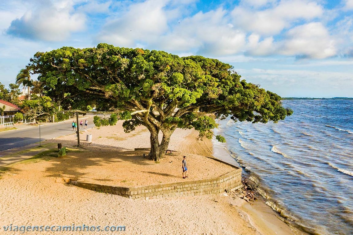 Orla de São Lourenço do Sul (RS), na Costa Doce, com praia e lagoa ao fundo