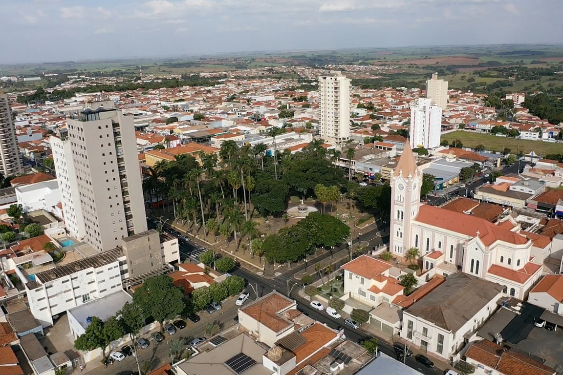 Vista aérea de Monte Alto (SP) ao entardecer, com o centro urbano e a igreja matriz em destaque
