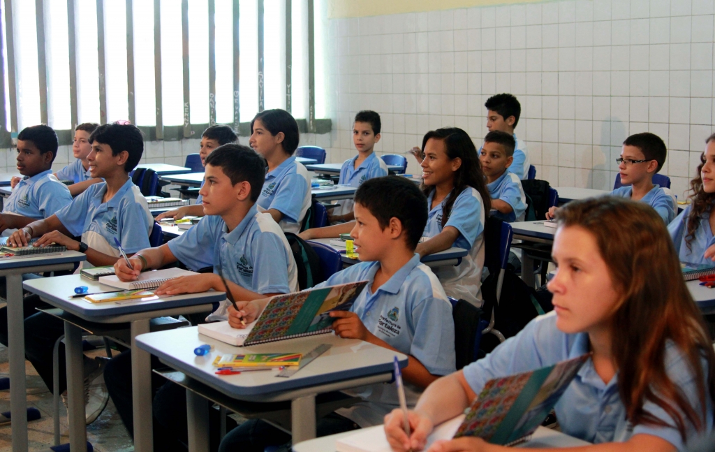 Sala de aula com estudantes e materiais escolares, ambiente educacional público