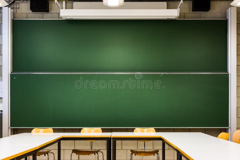 Sala de aula pública com carteiras e lousa
