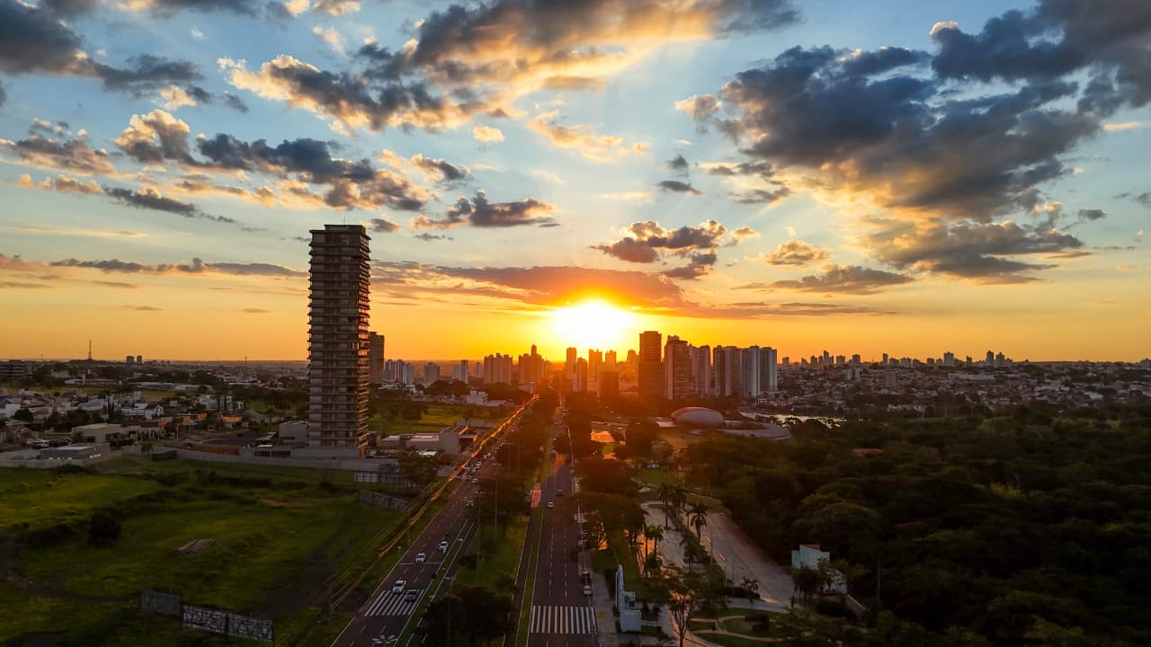 Paisagem urbana de Campo Grande ao pôr do sol