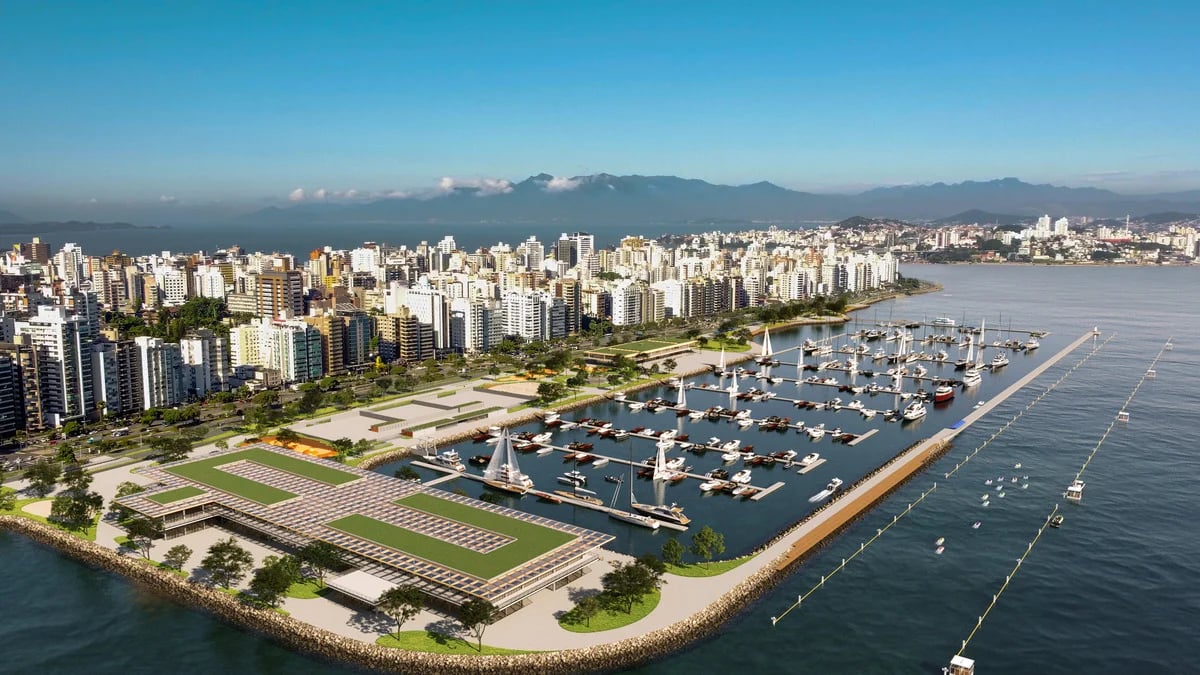 Paisagem urbana litorânea em Santa Catarina, com marina, prédios modernos e áreas verdes.