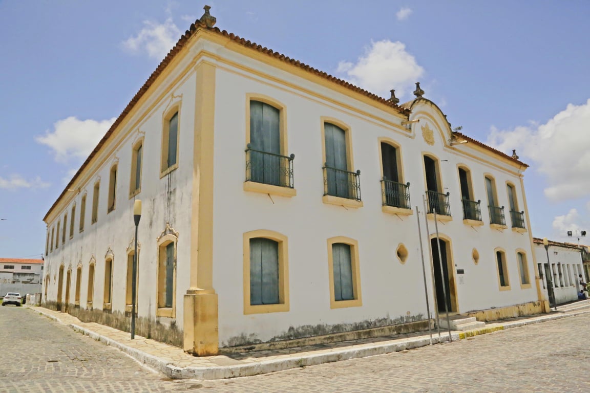 Centro histórico de São Cristóvão ao entardecer, com casario colonial na Praça São Francisco