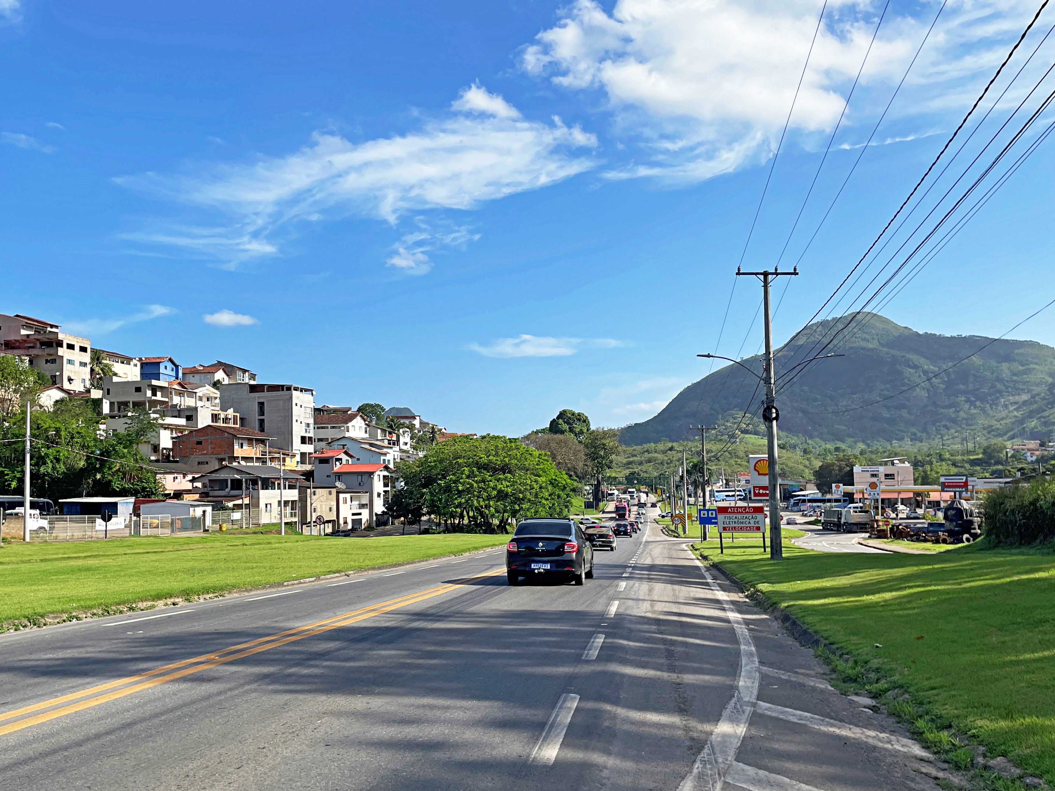 Vista urbana de João Neiva, com a BR-101 ao fundo