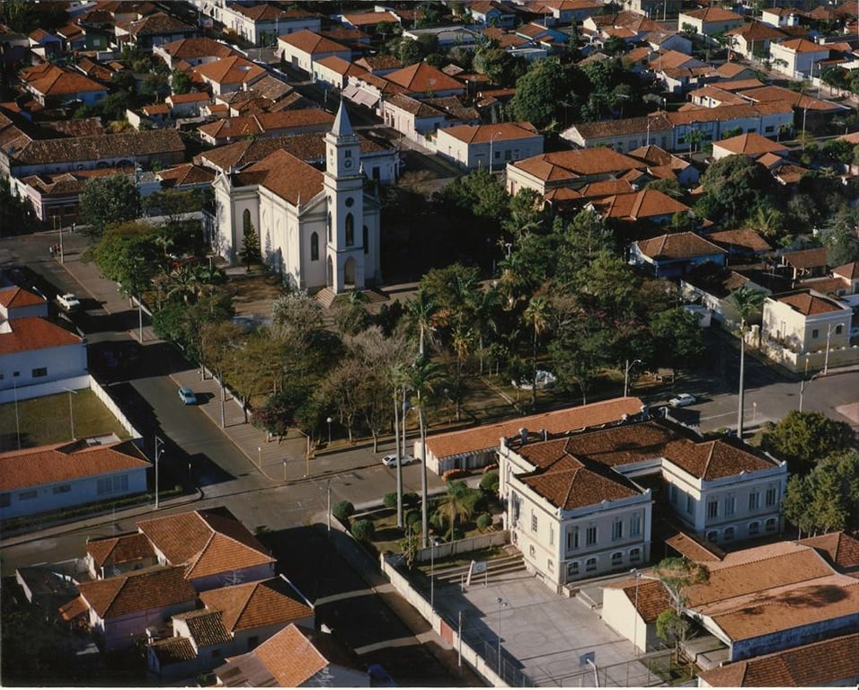 Vista aérea de Dourado (SP), com igreja ao centro e ruas arborizadas