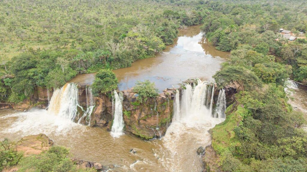 Cachoeira e formações rochosas na Chapada das Mesas, sul do Maranhão