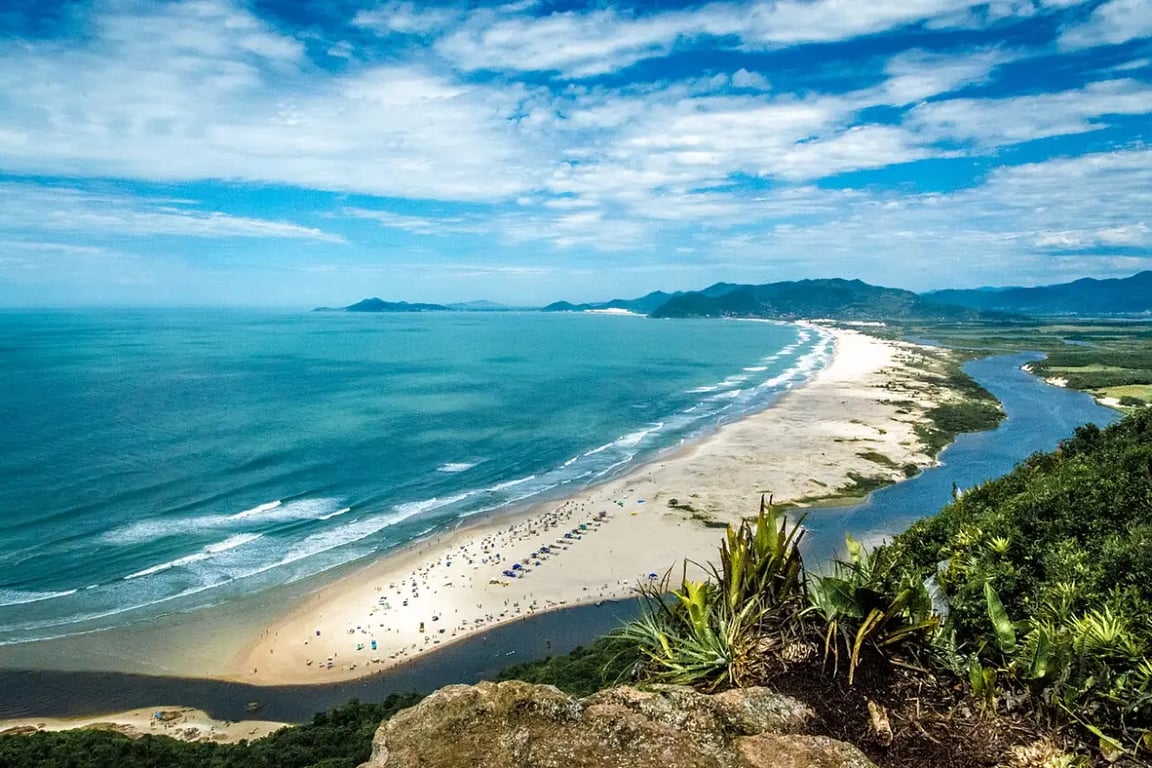 Praia da Guarda do Embaú, em Palhoça SC