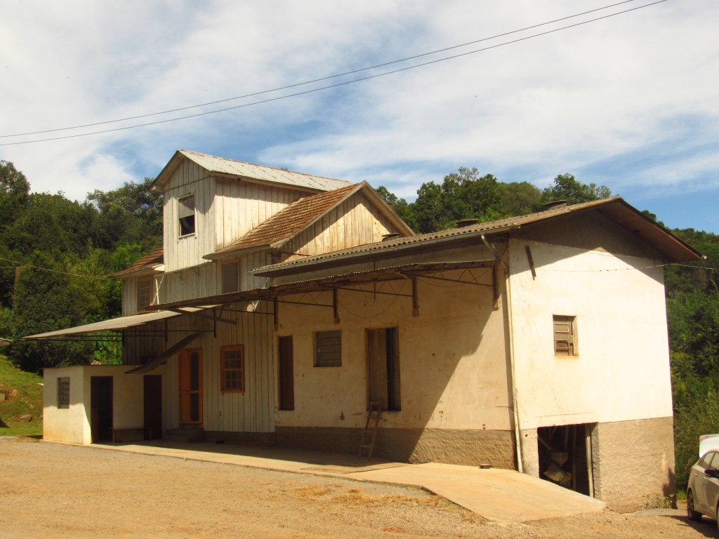 Arquitetura típica de cidade serrana no RS, remetendo à cultura e ao cotidiano de municípios como Pinto Bandeira