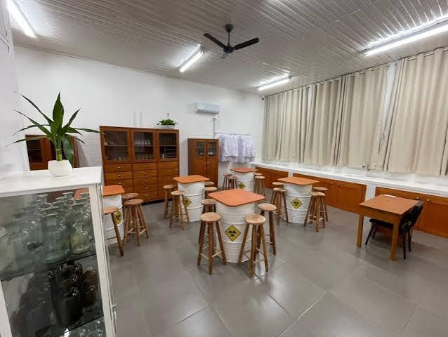 Sala de aula de escola pública com carteiras e lousa, ambiente iluminado