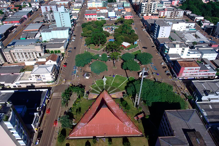 Vista aérea de Palmas PR, no Sudoeste do Paraná, com áreas urbanas e praças ao fundo