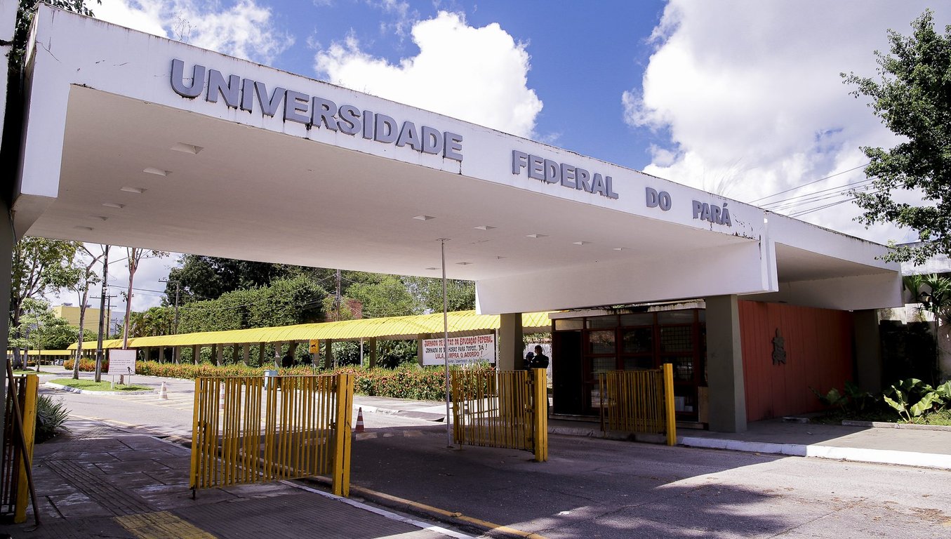 Entrada do campus da UFPA em Belém, com fachada e arborização ao redor
