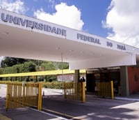 Entrada da Universidade Federal do Pará, em Belém, com fachada e árvores ao redor.
