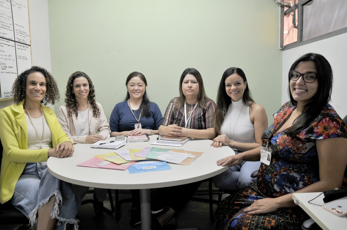 Equipe de profissionais de saúde do SUS em atendimento multiprofissional