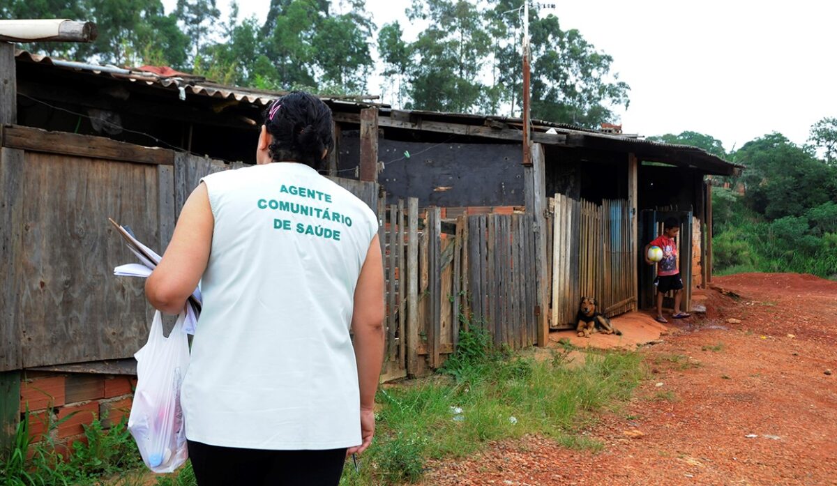 Profissional de saúde da família em visita comunitária na zona rural