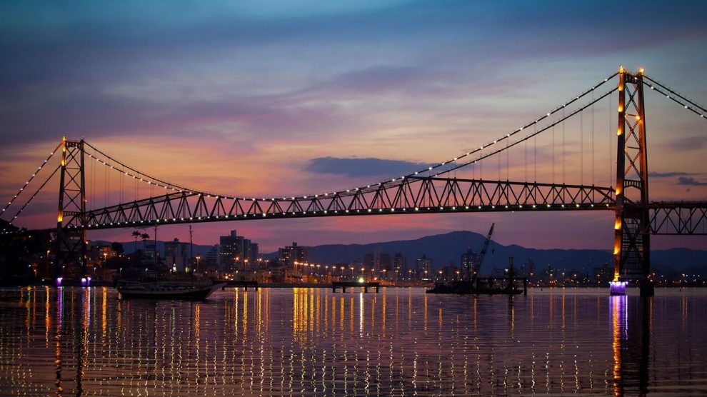 Ponte Hercílio Luz ao entardecer, cartão-postal de Florianópolis