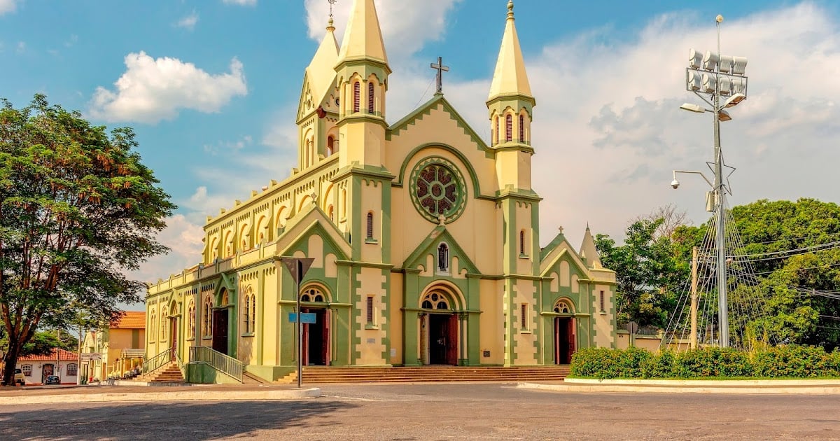 Igreja matriz e área central de Curvelo MG ao entardecer