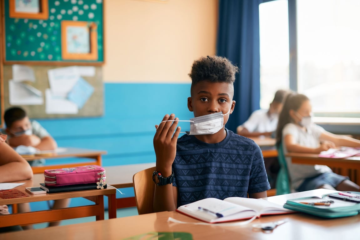 Sala de aula em escola pública brasileira, com estudantes e ambiente de aprendizagem