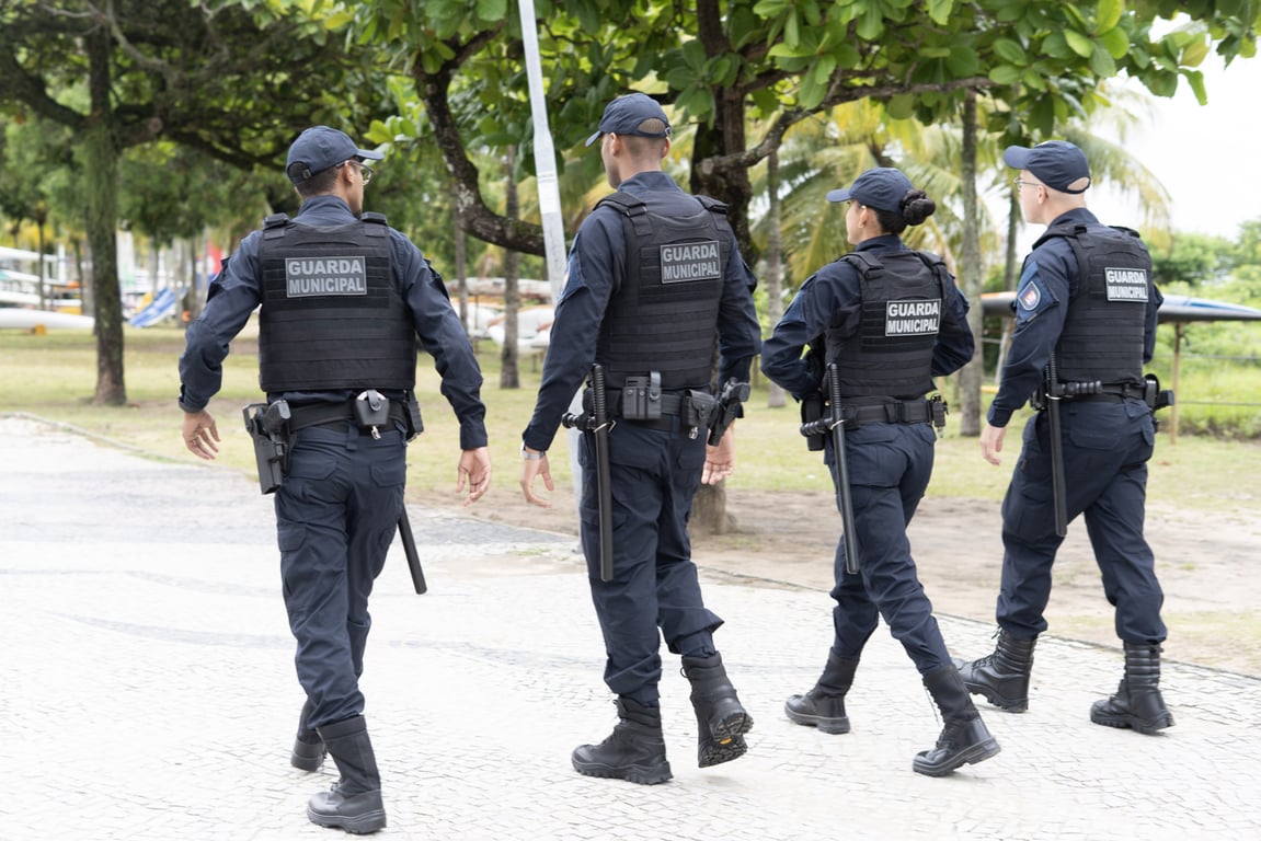 Patrulha noturna em área urbana, representando atividades de vigilância e segurança patrimonial