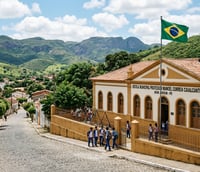 Entrada de escola pública em dia letivo ensolarado, com estudantes chegando ao prédio