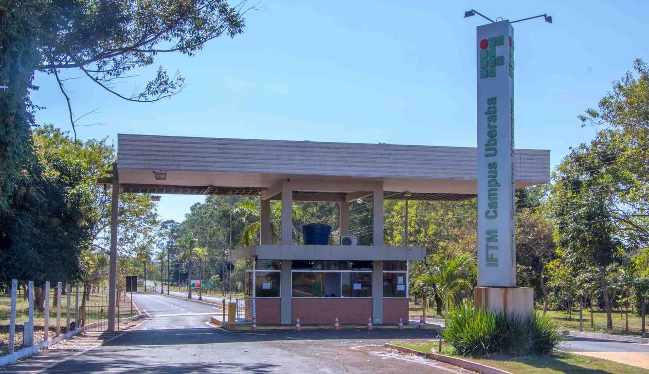 Fachada de um campus do IFTM no Triângulo Mineiro, com áreas verdes