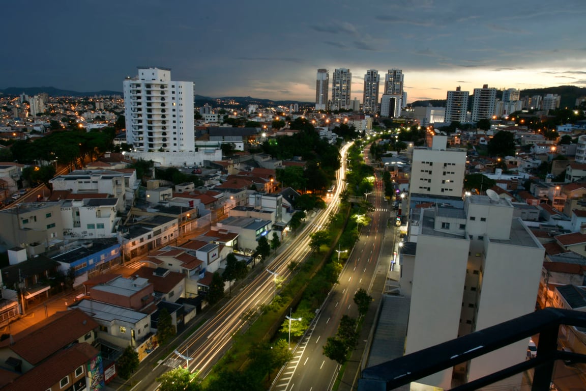 Vista panorâmica de Jundiaí ao entardecer, com skyline urbano e áreas verdes