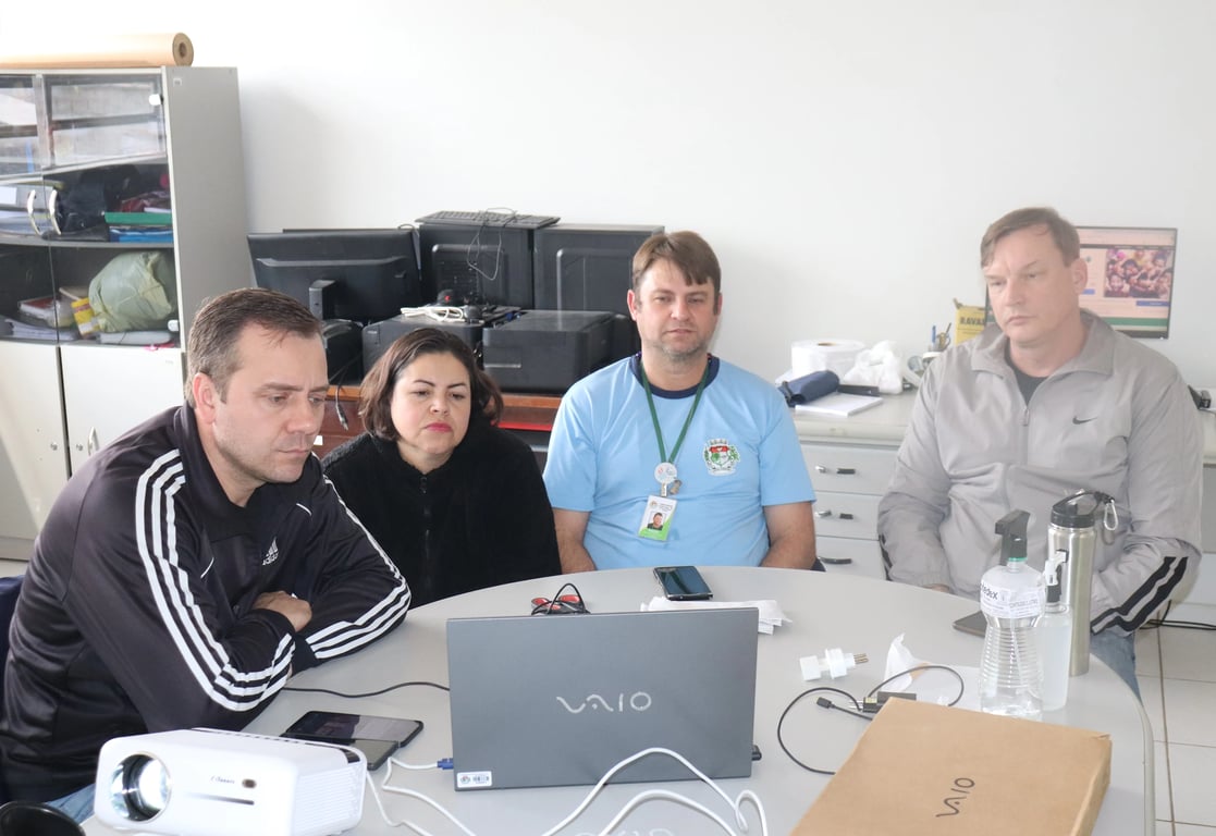 Profissionais da saúde em capacitação com computadores