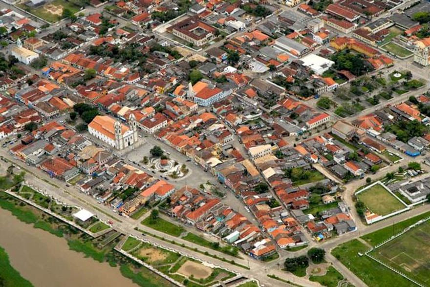 Centro histórico de Iguape, no Vale do Ribeira, com casario colonial e áreas alagadas ao fundo