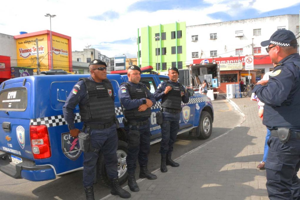 Agentes da Guarda Municipal em patrulhamento urbano
