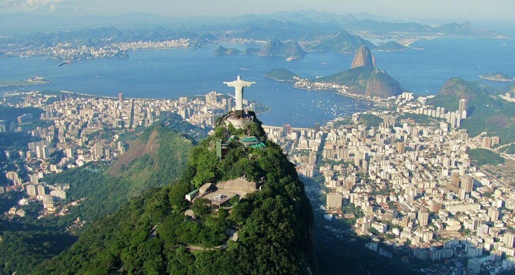 Vista aérea do Rio de Janeiro, com o Pão de Açúcar e a Baía de Guanabara ao fundo