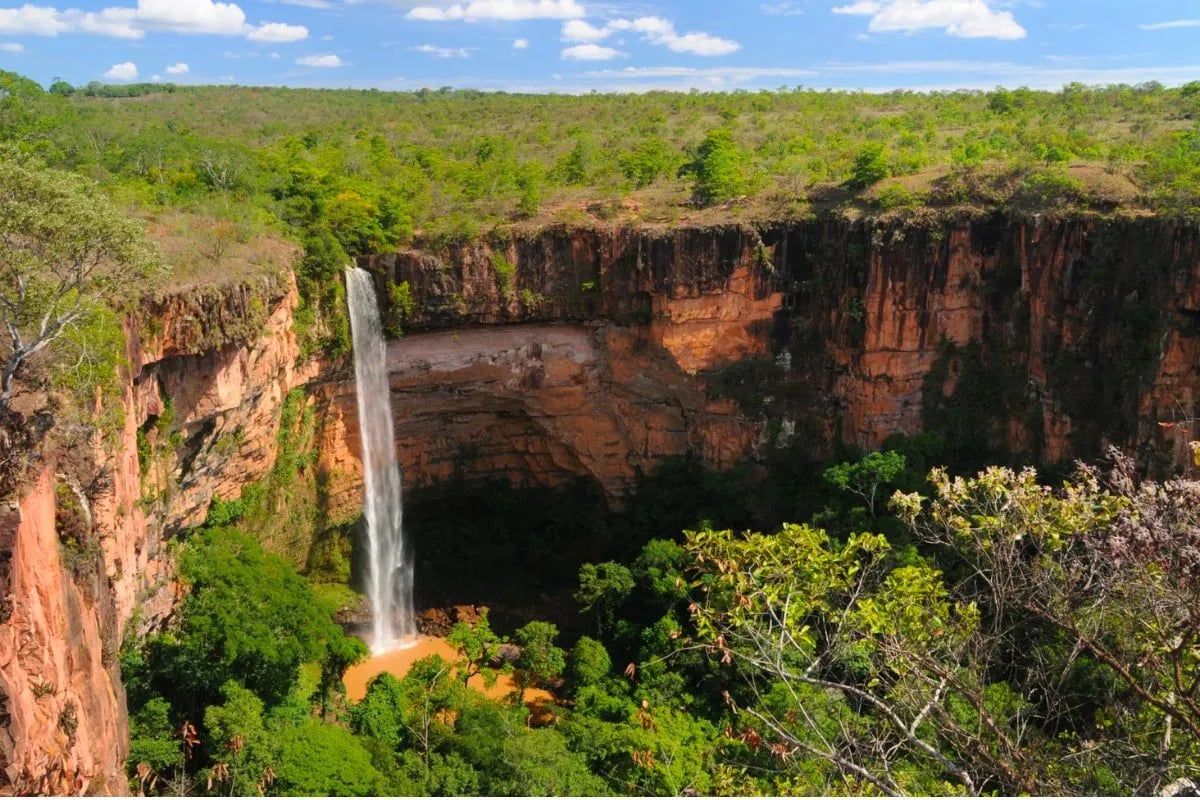Vista aérea da Chapada dos Guimarães, com paredões e cachoeira em meio ao Cerrado