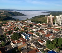 Panorama urbano de Bauru SP ao pôr do sol, com avenidas e tráfego (Foto: Pexels).