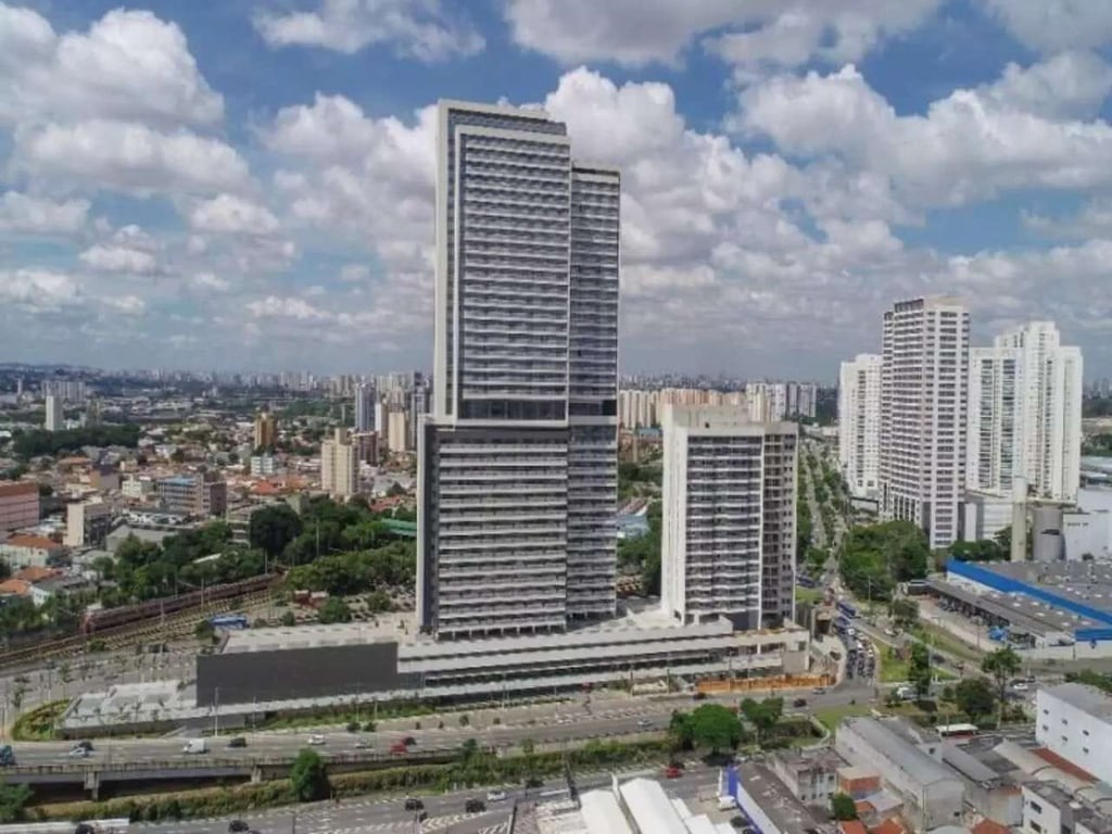 Skyline de Osasco ao entardecer, com prédios comerciais e residenciais em destaque