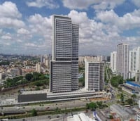 Skyline urbano de Osasco ao entardecer com prédios de destaque