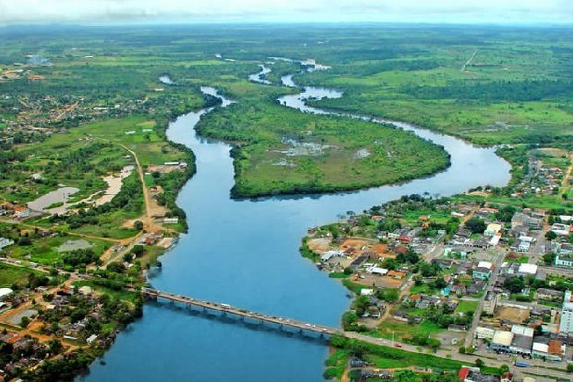 Vista aérea de cidade polo regional com rio e áreas urbanas em Rondônia