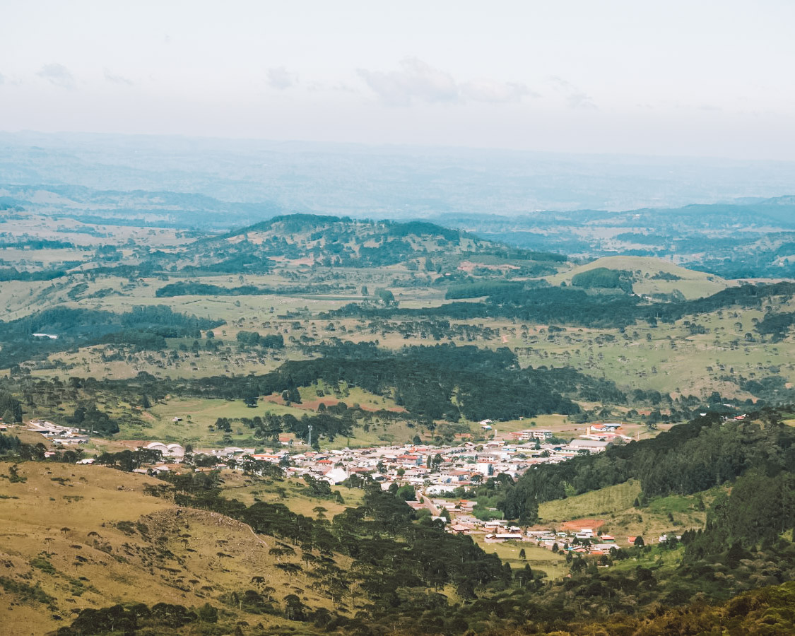 Vista do Oeste catarinense, com área urbana e relevo ondulado ao fundo