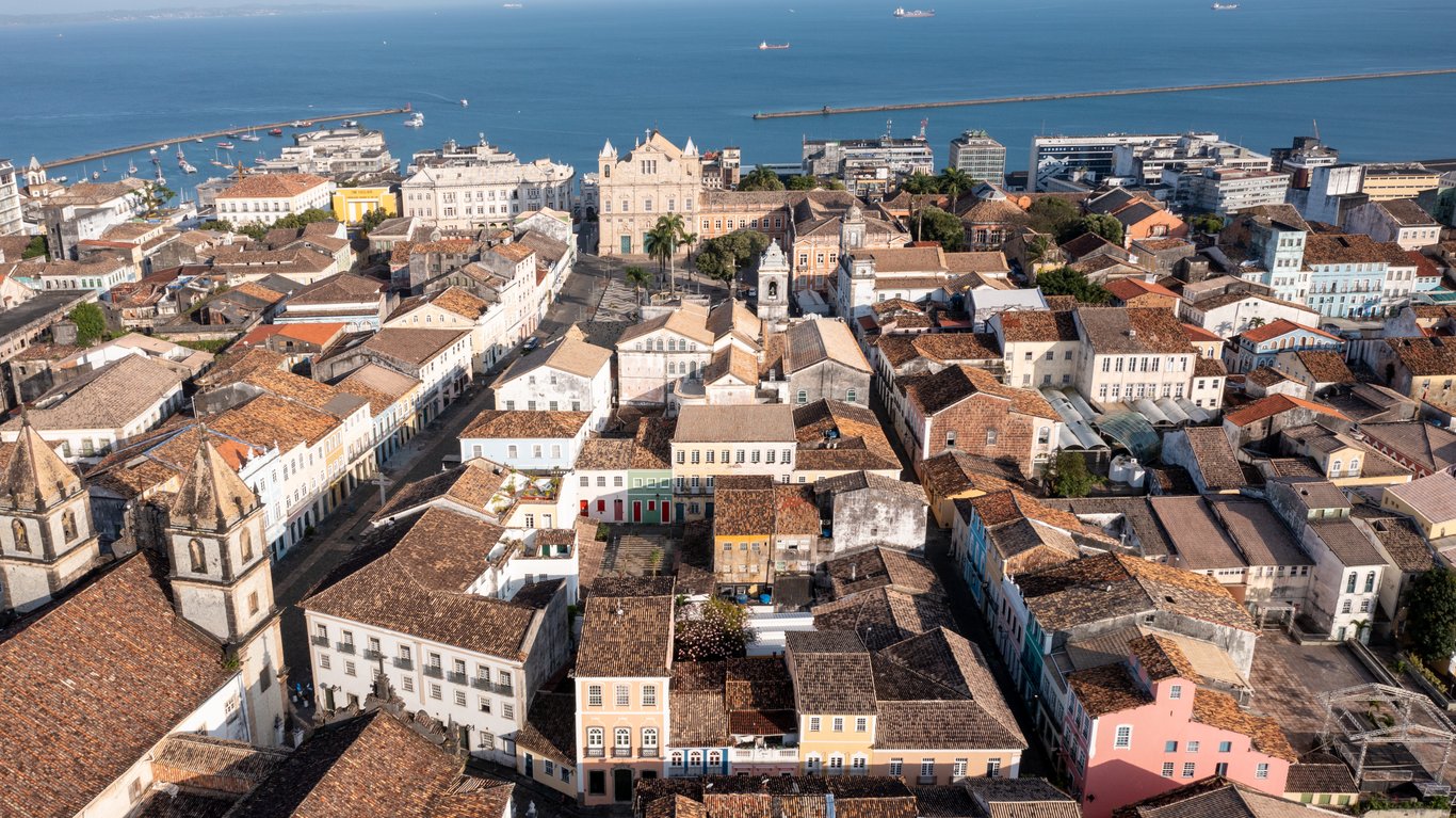 Vista aérea de Salvador, com o bairro do Comércio e o Centro Histórico ao fundo do mar