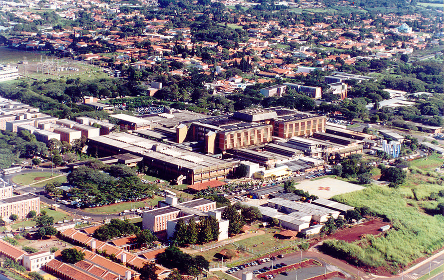 Vista aérea do Hospital de Clínicas da Unicamp, com edificações hospitalares e parte do campus ao redor